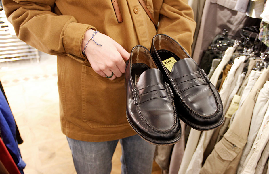 Olle håller i sina nyfunna loafers.