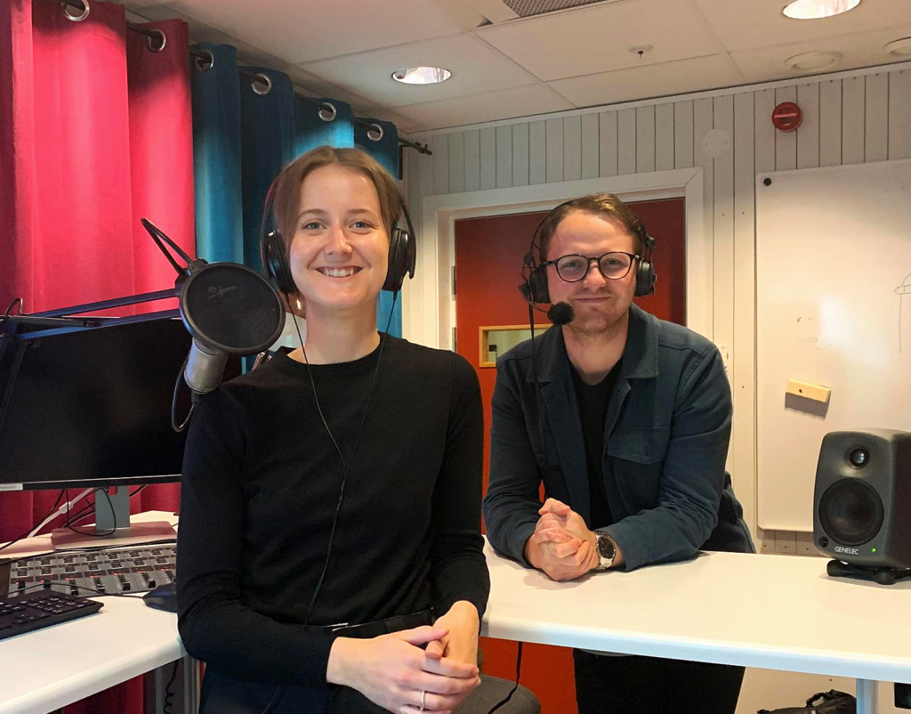 En kvinna och en man i en ljudstudio