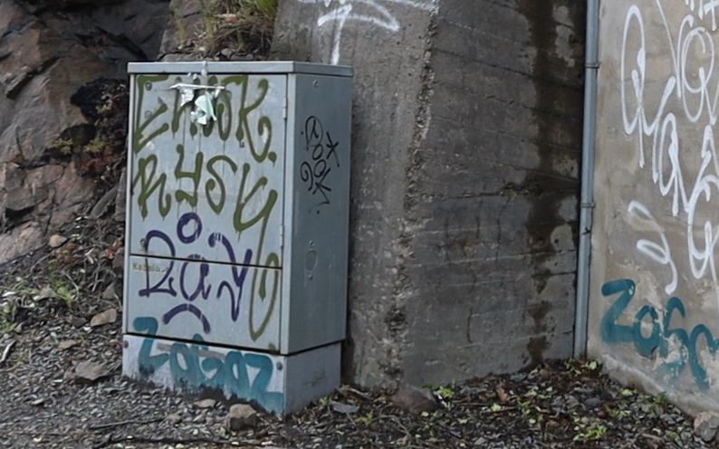 Bild på ett elskåp fyllt av graffititags.