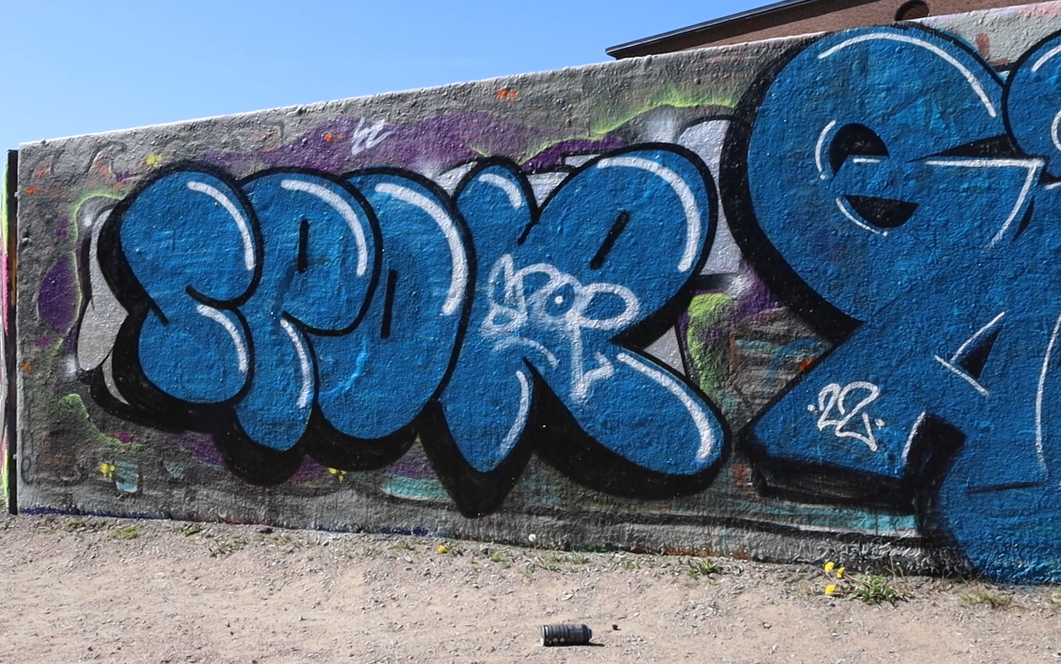 Bild på en graffitivägg med bubbliga bokstäver, så kallade throwups.